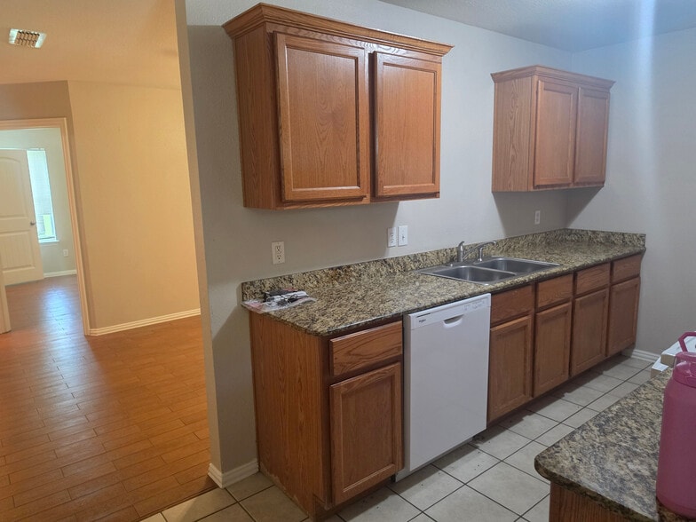 Building Photo - Room in Duplex on Arbor Ave