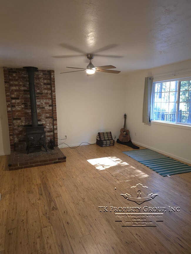 Building Photo - 16048 Mountain View Dr
