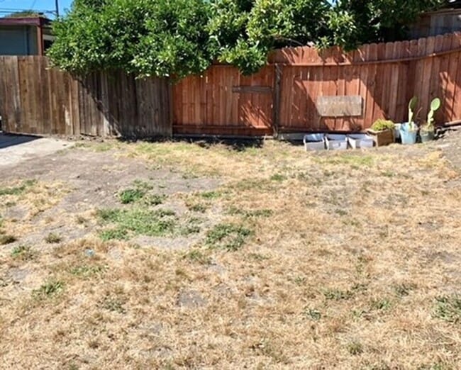 Building Photo - Great 3 Bed 1 Bath House with Garage in Ri...