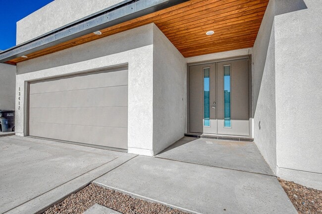 Building Photo - Beautiful East side House 4 bed-2.5 baths, part of The Overlook Casa Club that includes Swimming ...