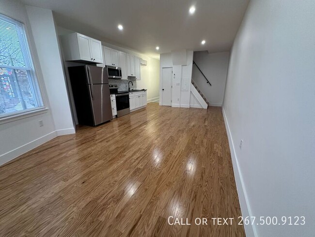 Building Photo - Large, Bi-level, newly renovated 2BR/2BA u...