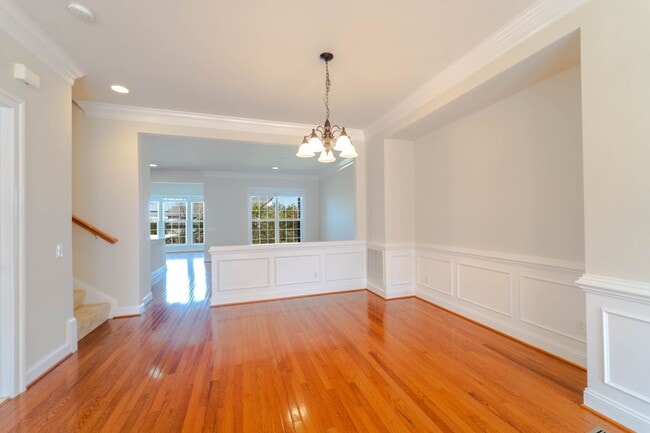 Building Photo - Gorgeous 3 Level Townhome