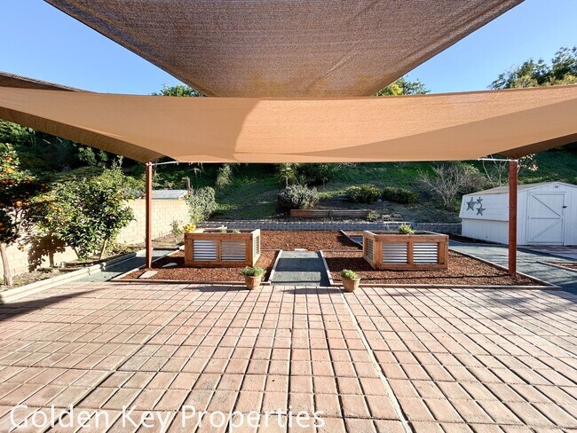 Building Photo - Beautiful move-in ready home in Guajome Park Estates!