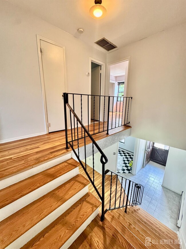 Building Photo - 323 Gill Ln