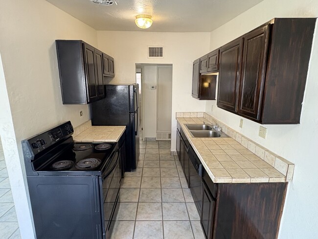 Building Photo - Great central location on cul-de-sac