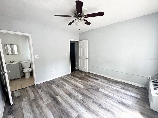 Building Photo - 704 Cordova Dr