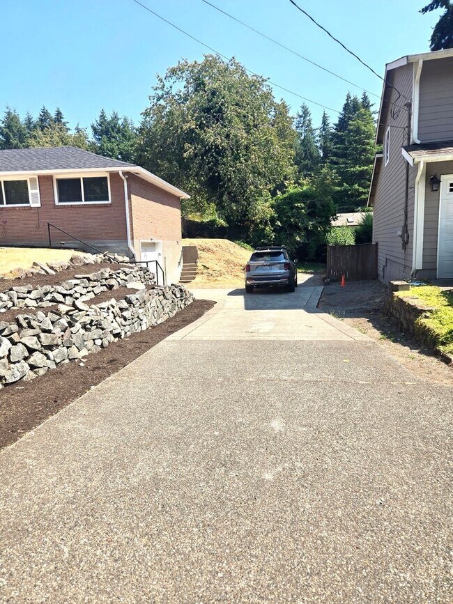 Building Photo - 3613 Grandview Dr W