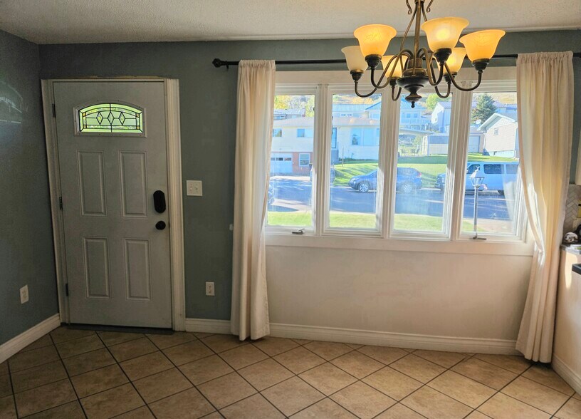 Entry - 1409 2nd West Hill Dr