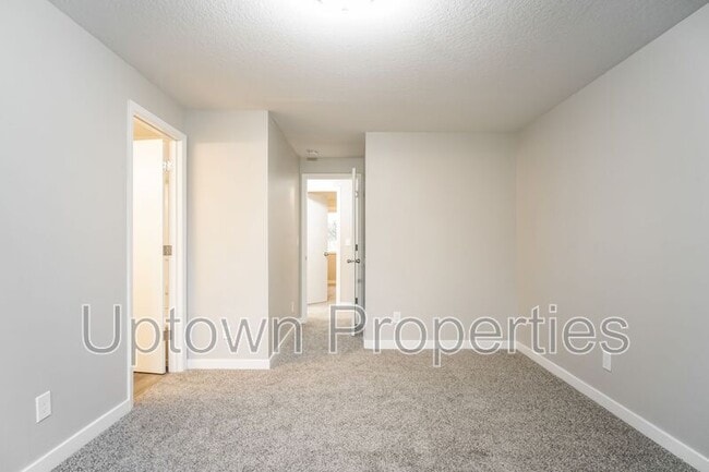 Building Photo - 6133-6135 SE Frances St