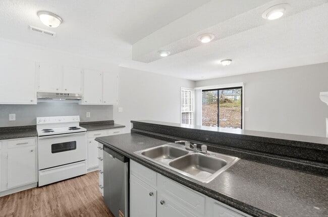 Building Photo - 3 Bedroom Ranch with a 2 Car Garage!