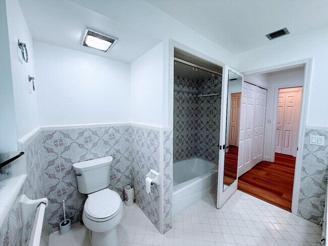 Building Photo - 465 SE Naranja Ave