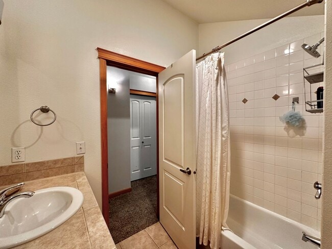 Building Photo - Modern 3BR | 2.5BA Townhome with Private T...
