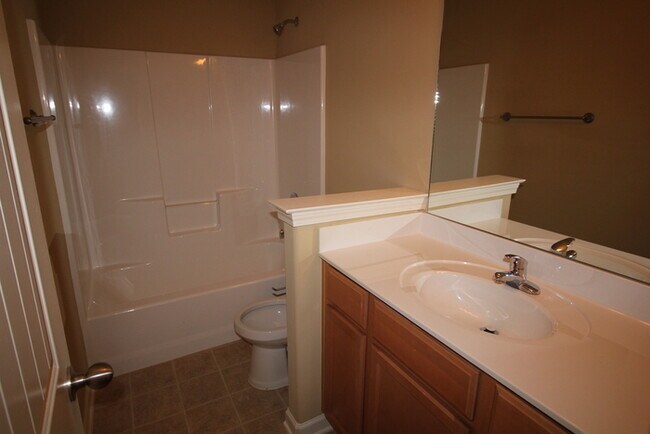 Building Photo - Great Location and Priced to Move-Cordova Home