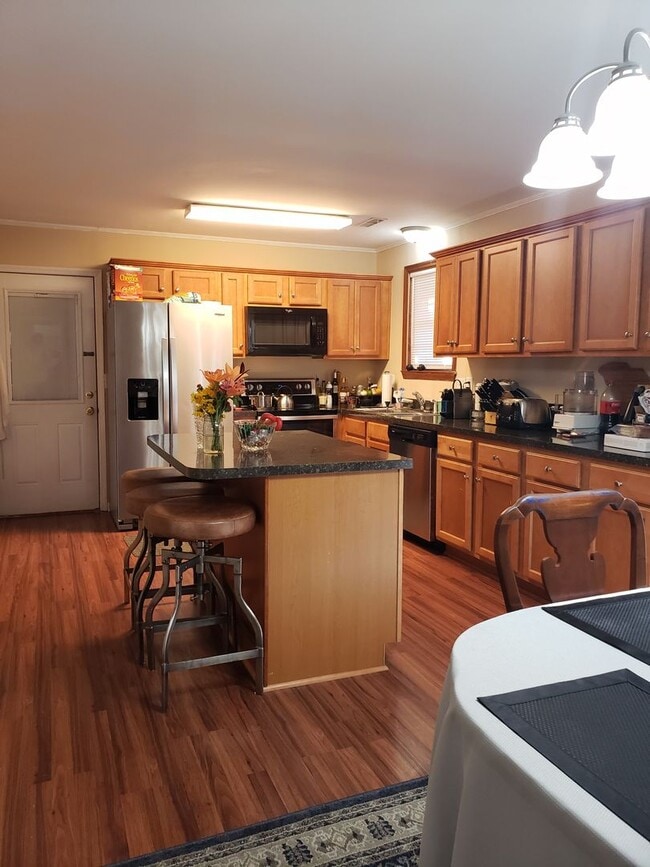 Building Photo - Three Bedroom Ranch in Mount Pleasant