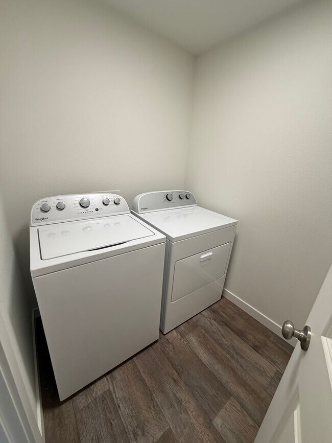 Building Photo - Brand New Stunning 3 Bed/2.5 Bath Townhous...