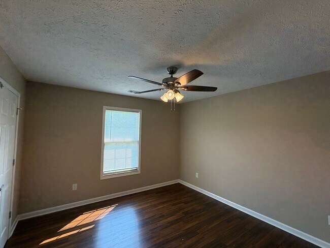 Building Photo - Cute 3 Bedroom Brick Home in Manchester!