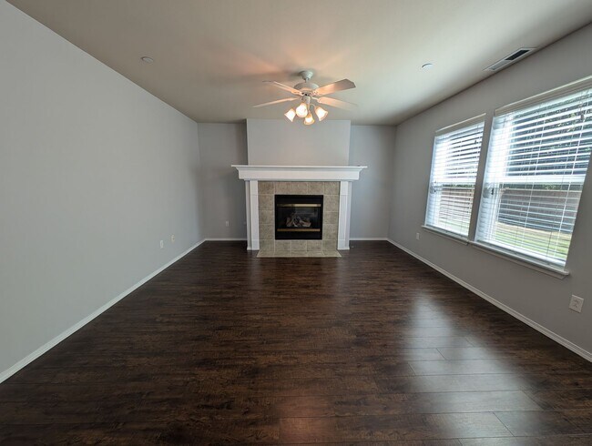 Building Photo - 4 Bedroom, 2.5 Bath DuPont Home!