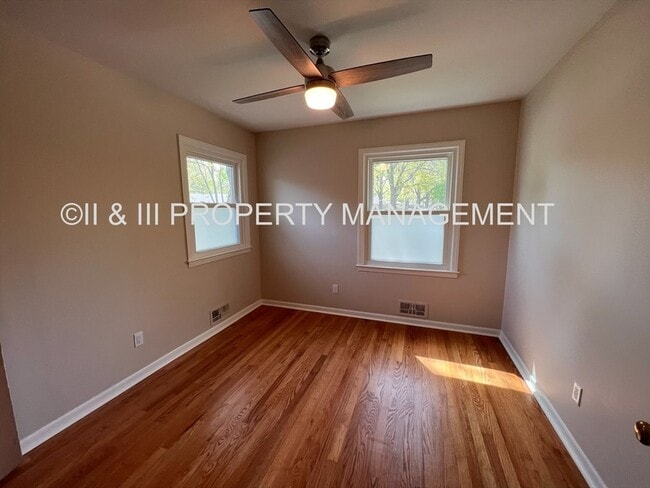 Building Photo - 502 W Country Ln Terrace