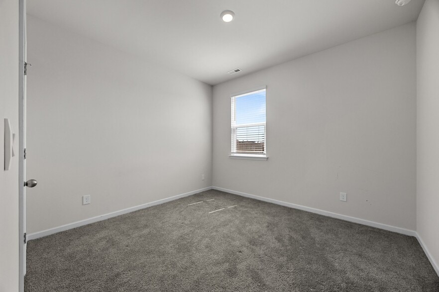 Building Photo - 93 Whalebone Ave