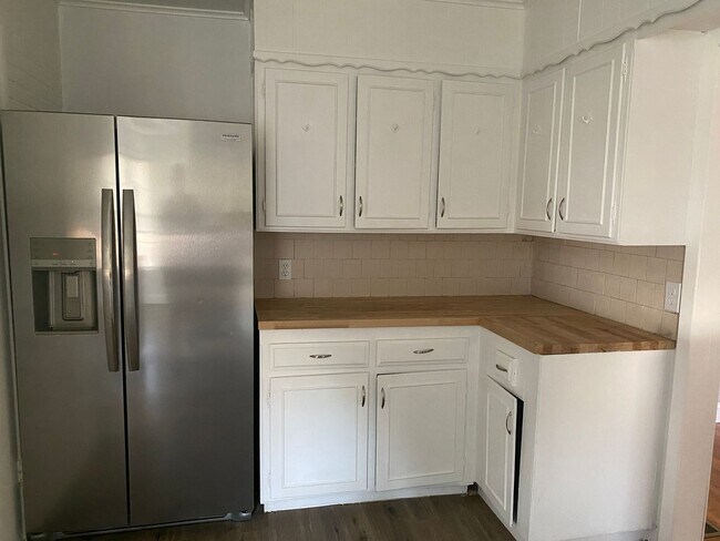 Building Photo - 3/2/2 in Convenient Denison Location