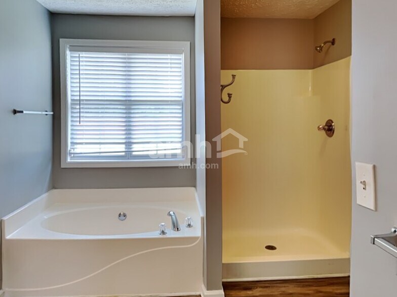 Building Photo - 2025 Graybrook Dr