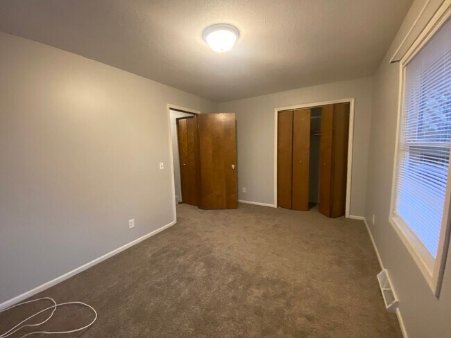 Building Photo - Three Bedroom Duplex in Rockford!