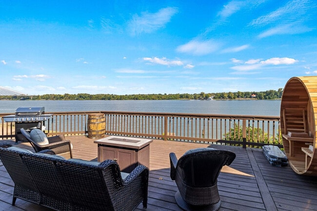 Building Photo - 301 S Front St