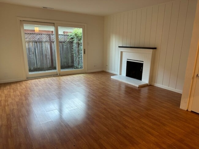 Building Photo - EPIC REA: 2 BR/1 BA Townhome w/ 1 Parking in Great Corte Madera