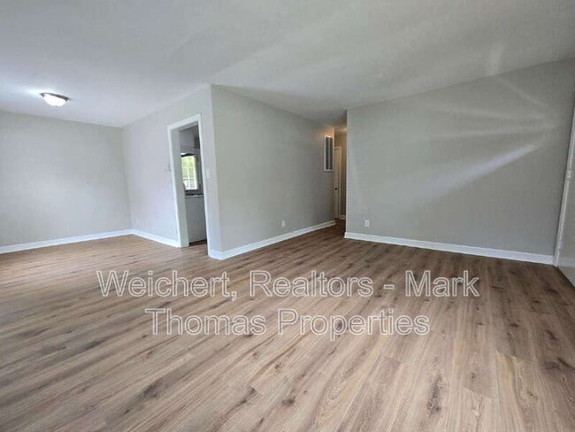 Building Photo - 1116 Delano St