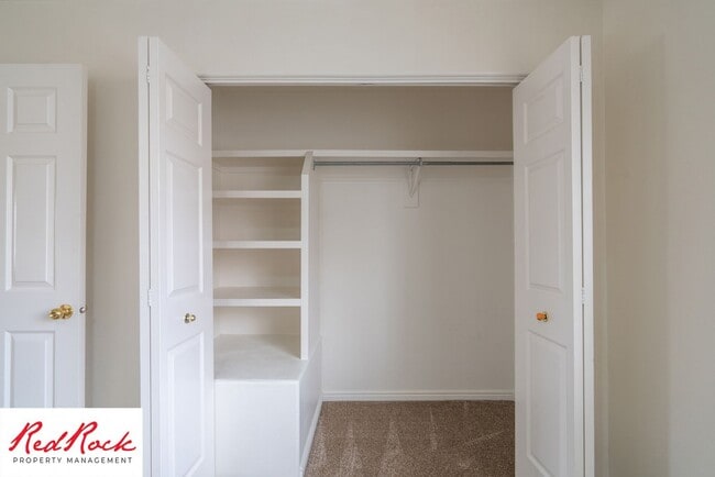 Building Photo - 2 Bedroom Townhome Available