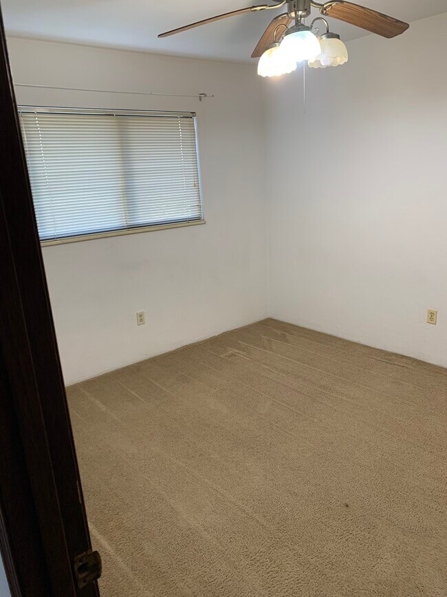 Building Photo - 402 N Hesperia St