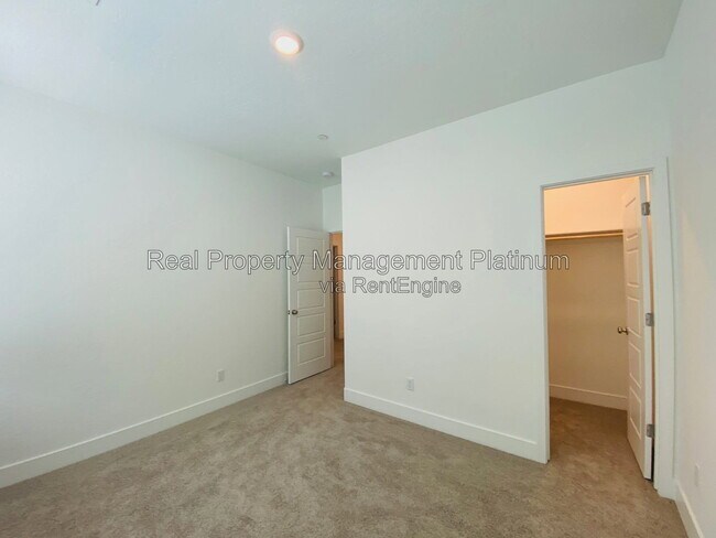 Building Photo - 2752 E Tamarind Dr