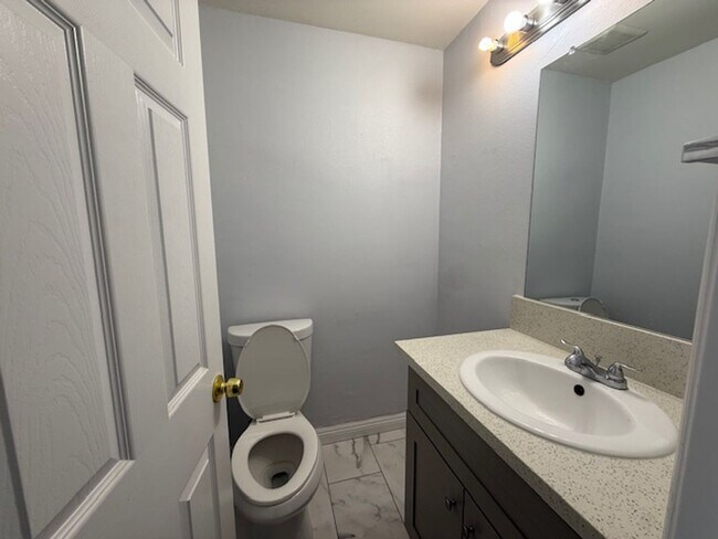 Building Photo - Remodeled Condo in Tustin