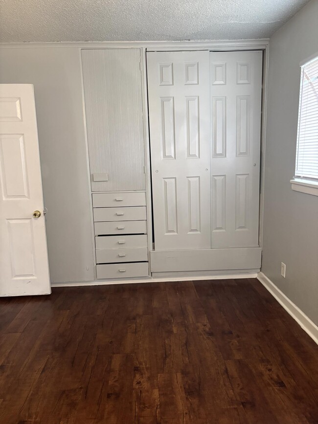 Building Photo - 2125 Kingsdale Dr