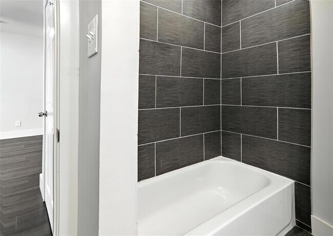 Building Photo - 909 Reinli St