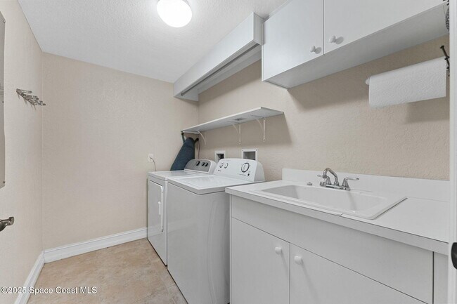 Building Photo - 480 Sail Ln