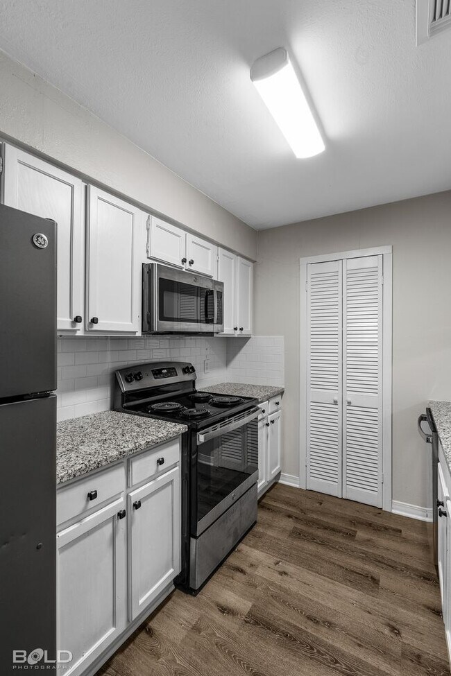 Building Photo - 3 bed 2 bath Town House