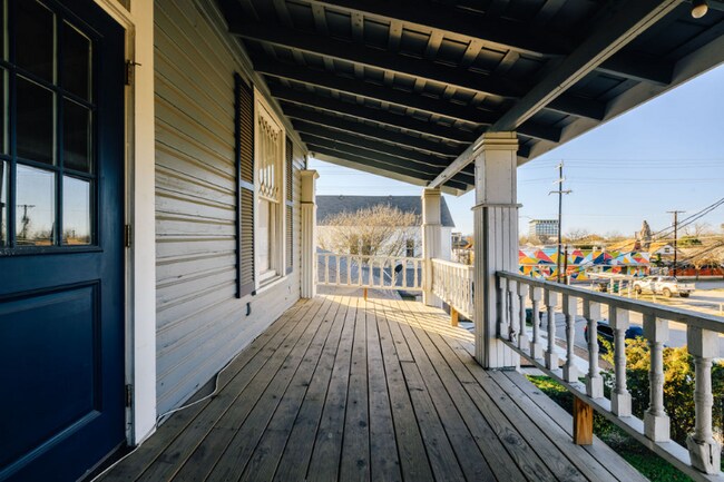 Building Photo - 410 E Carson St