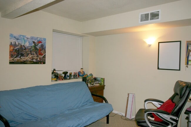 Building Photo - 423 E 6th St