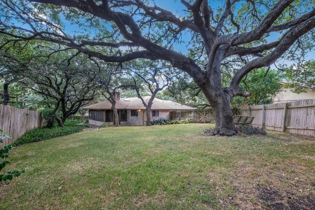 Building Photo - Great one story home with brick exterior o...