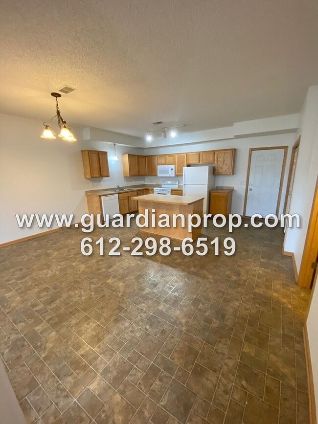 Building Photo - Huge End Unit Townhouse for November 1, Op...