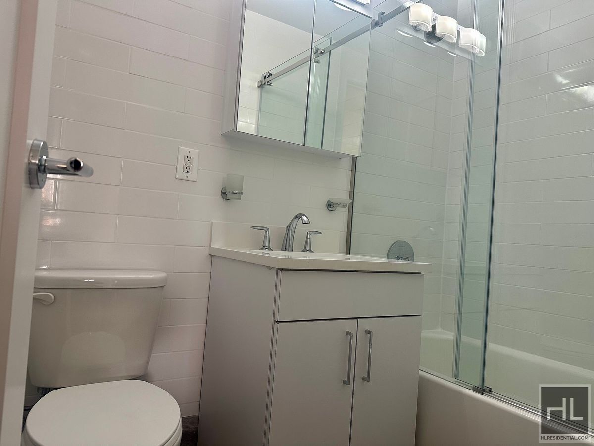 Building Photo - 5 AVENUE