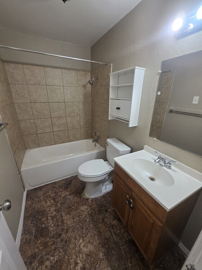 Building Photo - 3 bed 1 bath home, move in ready!