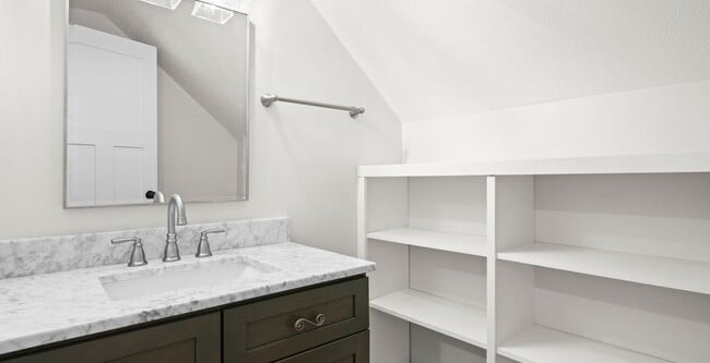 Building Photo - 3-Bedroom Home with Peekaboo Views of Silv...
