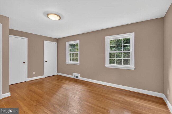 Building Photo - 7215 Rollingwood Dr