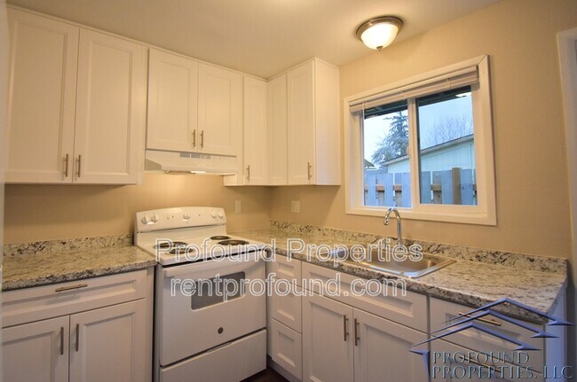 Building Photo - 742 SE 13th Ave