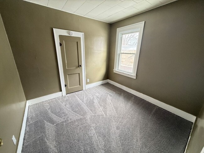 Building Photo - 404 E Bird-Charming single family home for rent in Vandercook Lake