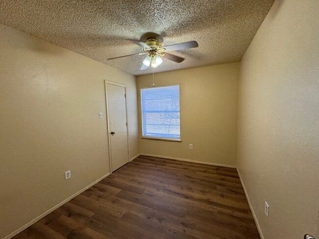 Building Photo - Spacious Newly Remodeled 3 Bed! Sandia Sch...