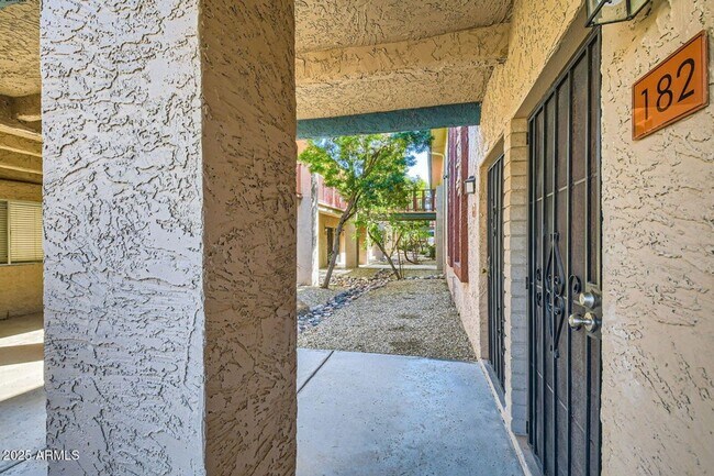 Building Photo - Luxury and Resort like Living at Scottsdale Park Place!!!  Tile throughout, light, bright and Pri...