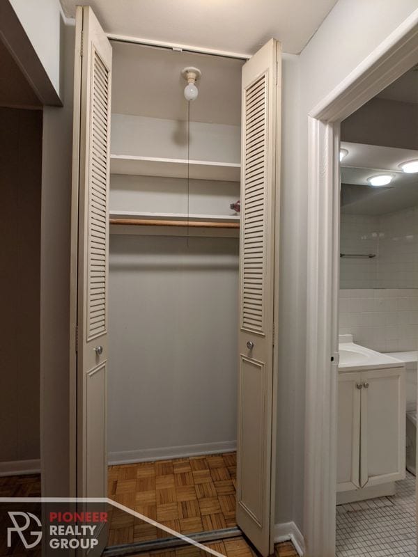 Building Photo - 510 W Briar Pl